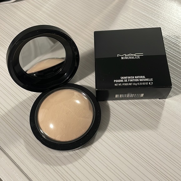MAC COSMETICS Mineralize Powder - Picture 2 of 4